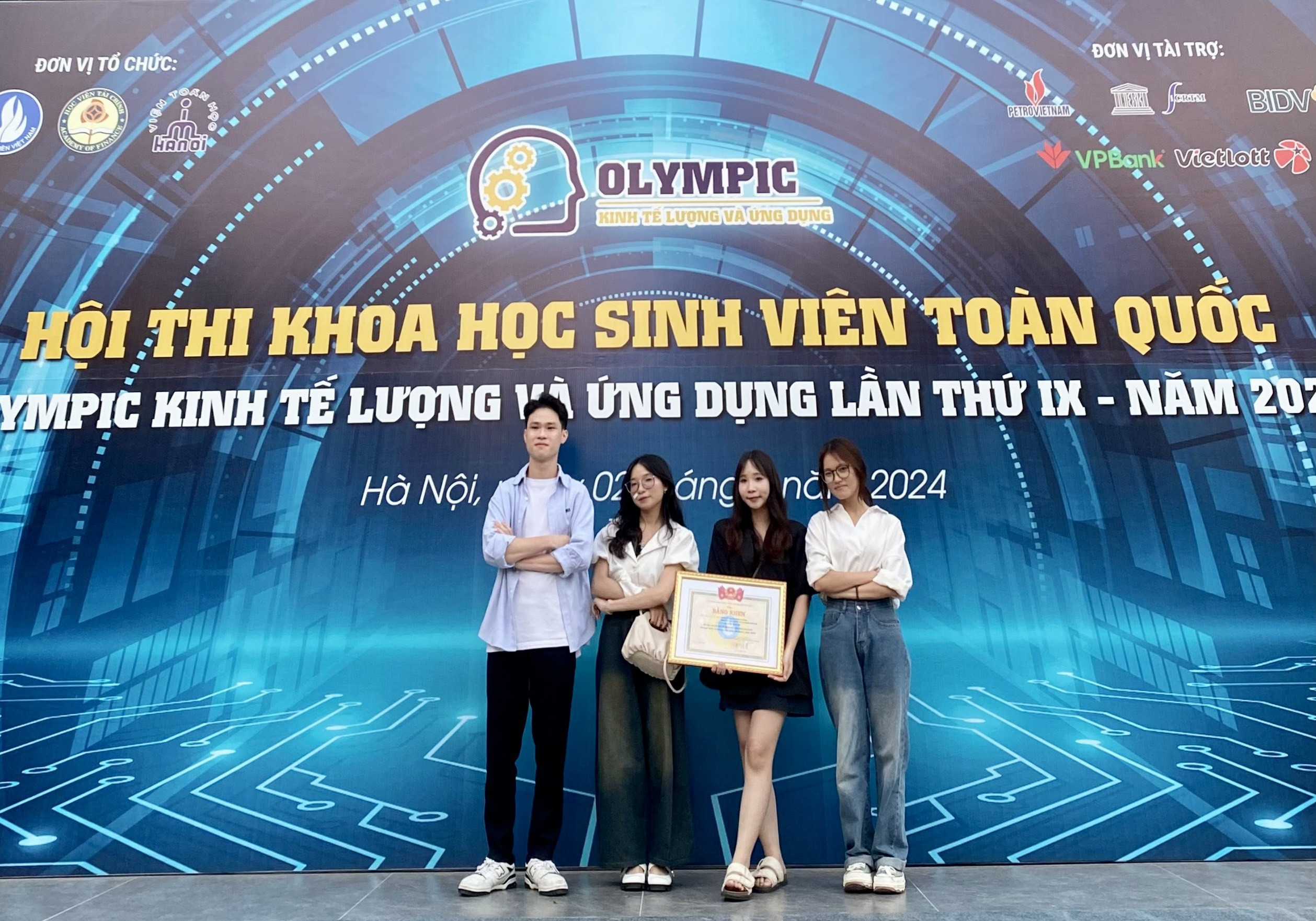 KHOA QUẢN TRỊ NHÂN LỰC DÀNH GIẢI THƯỞNG TẠI HỘI THI KHOA HỌC SINH VIÊN TOÀN QUỐC "OLYMPIC KINH TẾ LƯỢNG VÀ ỨNG DỤNG" LẦN THỨ IX NĂM 2024