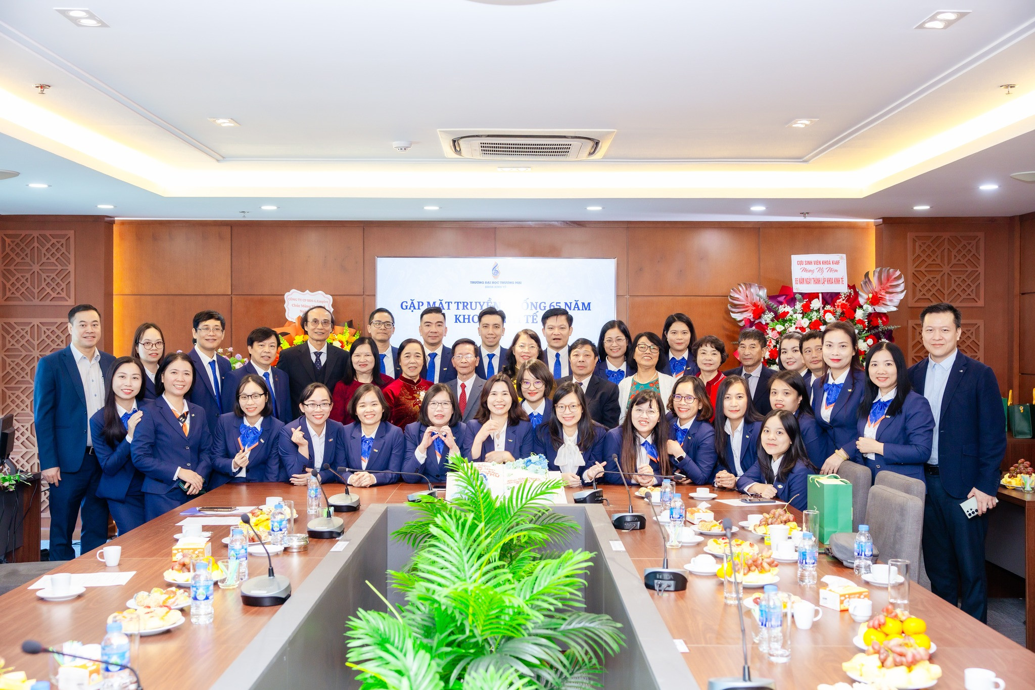 CHÚC MỪNG 43 NĂM NGÀY NHÀ GIÁO VIỆT NAM VÀ GẶP MẶT TRUYỀN THỐNG 65 NĂM KHOA KINH TẾ