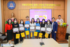 Trao học bổng EduTalk năm 2022 cho sinh viên đại học chính quy