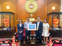 Trường Đại học Thương mại ủng hộ các nạn nhân của cơn bão số 10 (Bualoi) và số 11 (Matmo)