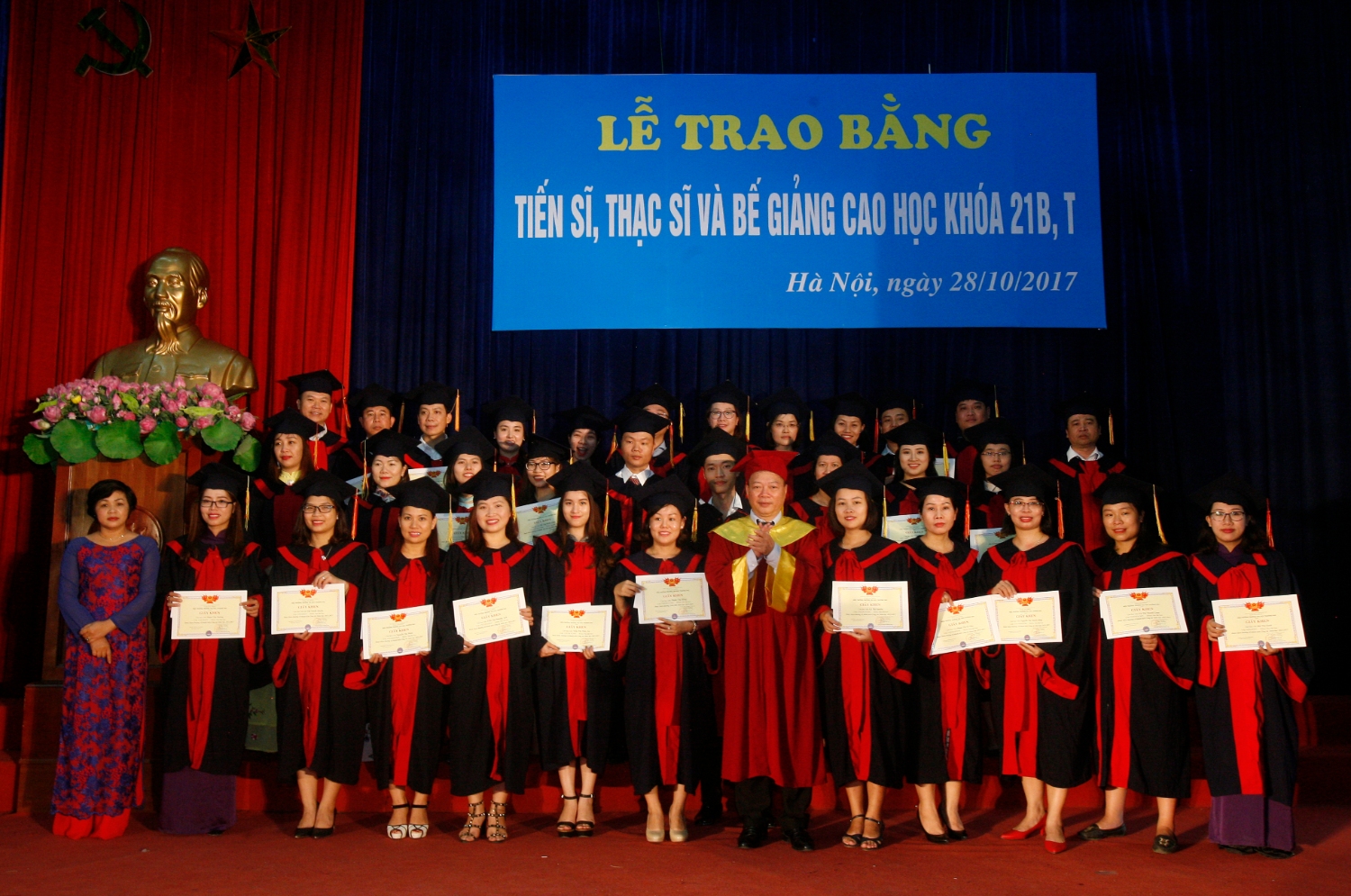 Lễ trao bằng Tiến sĩ, Thạc sĩ và bế giảng cao học khóa 21B, T