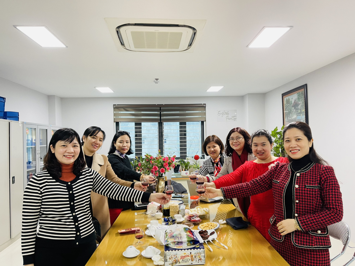 Khoa Tiếng Anh hưởng ứng Phong trào thi đua “Công đoàn với Phong trào lao động sáng tạo, NCKH”